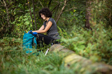 Obraz premium girl walking in the woods