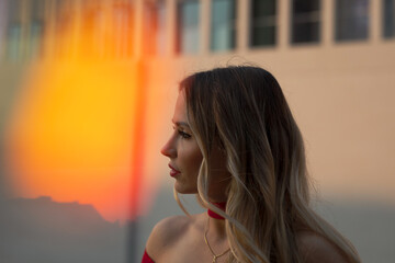 Frau Blond Elegant mit Kleid in der Stadt Berlin