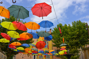 Escadrille de parapluies colorés à Apt (84400), dans le département du Vaucluse en région Provence-Alpes-Côte-d'Azur, France