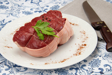 rôti de boeuf cru dans une assiette