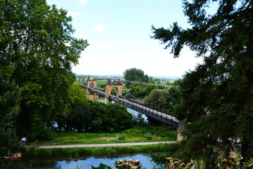 Pont suspendu enjambant le canal et la Garonne, sur la Départementale 6 entre Le Mas d’Agenais...
