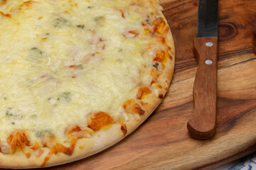 pizza aux fromages sur une planche à découper
