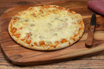 pizza aux fromages sur une planche à découper