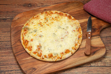 pizza aux fromages sur une planche à découper