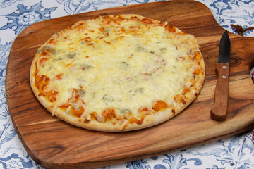 pizza aux fromages sur une planche à découper