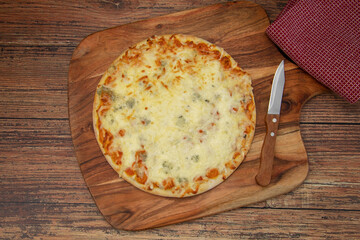 pizza aux fromages sur une planche à découper