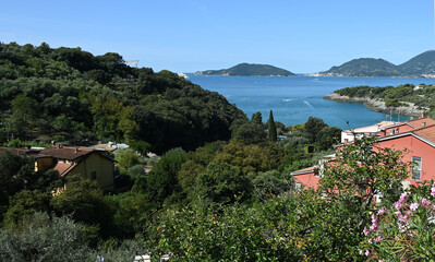 Fototapeta premium Panorama sul Golfo dei Poeti, con l'isola della Palmaria visto dalla località di Lerici