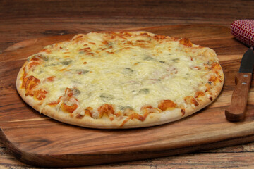 pizza aux fromages sur une planche à découper