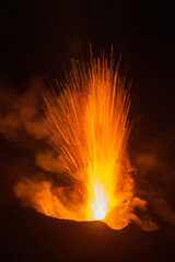 Une éruption nocturne du volcan Stromboli sur l'île éponyme.