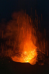 Une éruption nocturne du volcan Stromboli sur l'île éponyme.