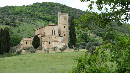 Fototapeta na wymiar L'Abbazia di Sant'Antimo a Castelnuovo dell'Abate in provincia di Siena, Toscana, Italia.
