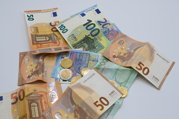 Obraz na płótnie Canvas soldi euro banconota moneta 
