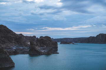Fototapeta na wymiar Rocas en el lago