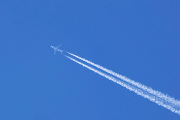 ジェット旅客機と飛行機雲