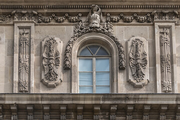 Obraz premium Architectural fragment of the facade of the military school (Ecole Militaire) founded in 1750 in Paris. Cavalry (Cavalerie) building. Paris, France.
