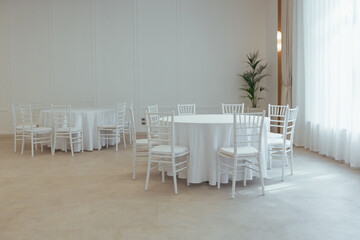 white round tables covered with a tablecloth to celebrate in the restaurant part of the decor and interior