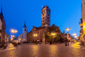Torun. Old market square and town hall at sunrise. - obrazy, fototapety, plakaty
