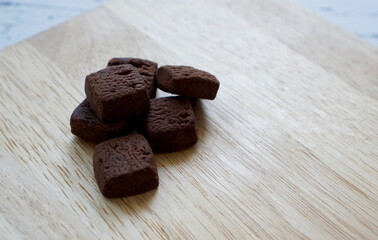 木製の板の上に置かれた濃厚チョコレートクッキー
