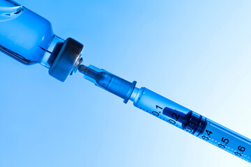 Preparation process for inserting the vaccine into a syringe