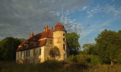 Obraz premium Vormsate manor in sunny summer evening, Latvia.