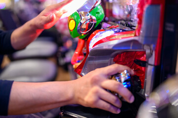 パチンコ台を遊戯している手元