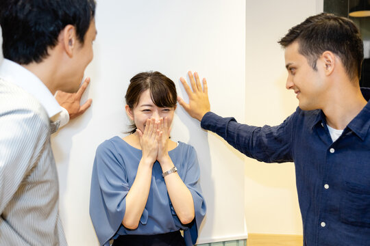 女性を口説く2人の男性