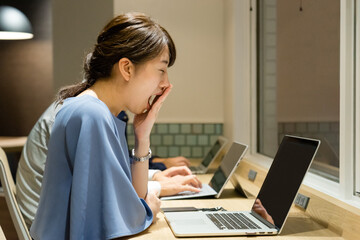 オフィスで働く人々（疲れ・眠い）