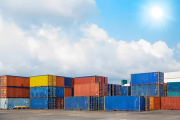 Foto op Canvas oude containerwerf (CY) bij het dok van de scheepvaarthaven wachtend op transport voor de achtergrond van de logistieke industrie © Quality Stock Arts