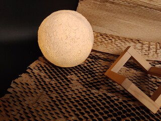 Honeycomb Packaging Paper with Moon LED on top