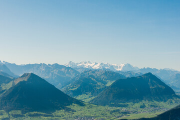 Obraz premium Rigi, Rigi Kulm, Vierwaldstättersee, Aussicht, Stanserhorn, Buochserhorn, Berner Alpen, Eiger, Mönch, Jungfrau, Berner Oberland, Wanderweg, Sommer, Schweiz