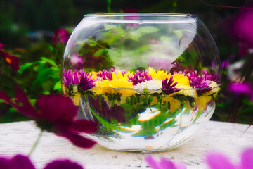 ガラスの花器に活けられたカラフルな美しい浮き花