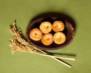 Fruit pie with fresh fruit and sweet cream. Fruit pies are suitable to be eaten in the morning after breakfast. This cake can be consumed by toddlers to parents. Focus blur. Focus only on a few points