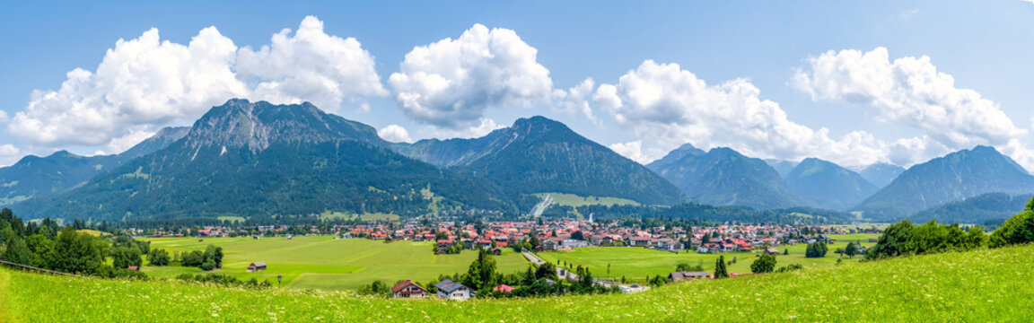 Ausblick &uuml;ber Oberstdorf und die Allg&auml;uer Alpen, Bayern, Deutschland 