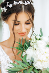 Obraz na płótnie Canvas Portrait of a elegant bride with a bouquet of flowers