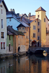 Fototapeta na wymiar Edificios coloridos antiguos junto al canal en Annecy, Haute-Savoie, Auvergne-Rhône-Alpes, Francia