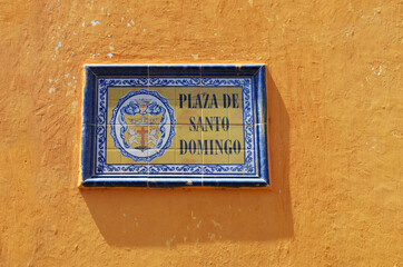 Plaza de Santo Domingo en Cartagena de Indias, cartel en un pared de pintura gastada indicando el...