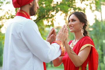 Obraz premium Beautiful Indian wedding couple on summer day