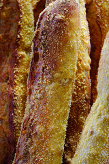 Detalles de la textura de unas barras de baguette, pan francés, en una panadería de Lyon, Francia