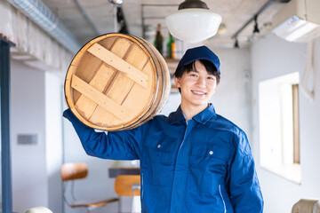 樽を運ぶ男性