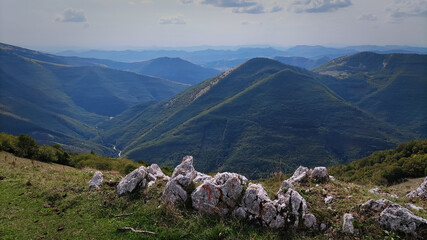 Fototapeta na wymiar Veduta dal pian delle ortiche sul monte Catria