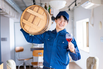 こだわりのワインを生産する男性