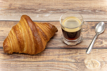 croissant et tasse de café sur une table