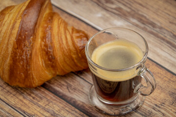croissant et tasse de café sur une table