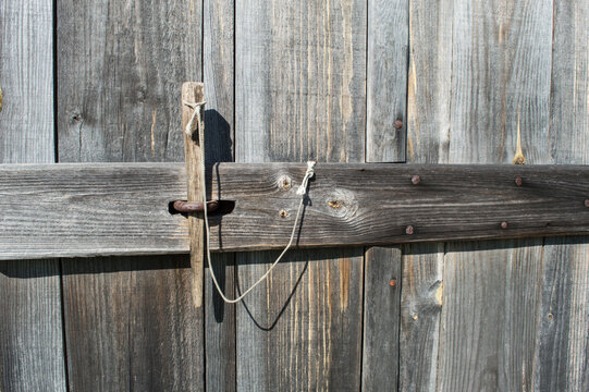 Porte ancienne en bois avec fermoir rustique