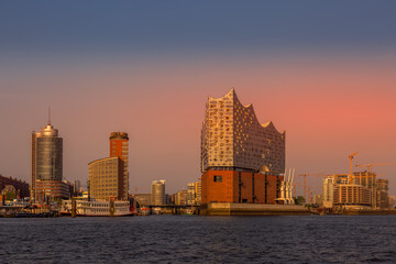 Blick auf  die Hafencity und Elbphilharmonie in Hamburg bei Sonnenaufgang