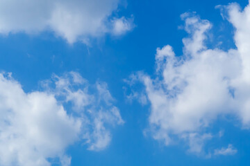 Obraz na płótnie Canvas ふわふわの雲が浮かぶ澄んだ青い空