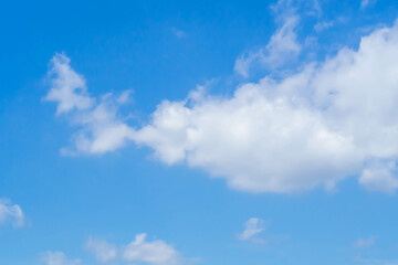 Naklejka na ściany i meble ふわふわの雲が浮かぶ澄んだ青い空