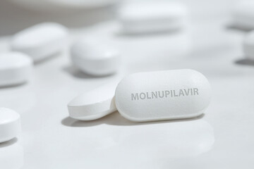 Obraz na płótnie Canvas Molnupiravir covid-19 antiviral drug.Molnupiravir pill on white background.Concept of coronavirus covid-19 antiviral