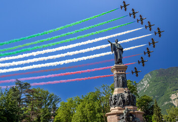 Frecce tricolori a Trento in Piazza Dante