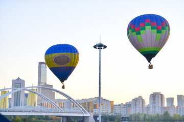 balloon, air, hot air balloon, sky, hot, flying, flight, colorful, basket, fly, color, adventure, transportation, hot air, balloons, fun, float, sport, ballooning, travel, recreation, yellow, floating